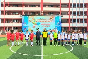 贵州织金“校长杯”班超足球联赛开赛，千名学子绿茵竞逐展风采
