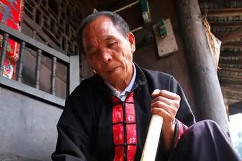 施秉苗寨歌师吴通贤 “蝴蝶妈妈”的传承人