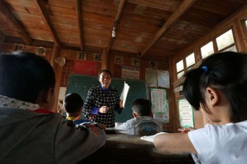 榕江瑶族女教师盘鸳鸯坚守深山34载 是教师也是家长