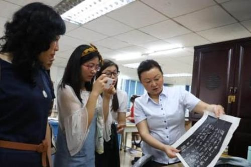 贵州第三代古籍修复师王晓红 自称是个“修书匠”