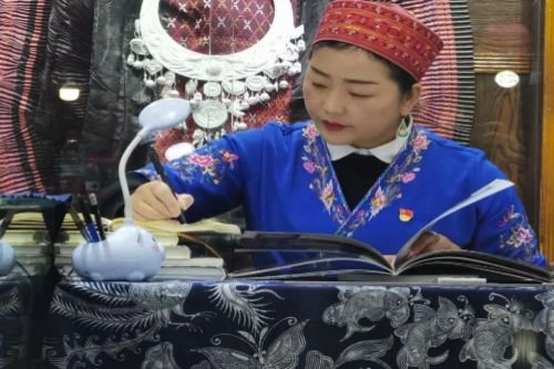 贵州黄平女银匠张瑾 7岁学艺13岁独立完成作品