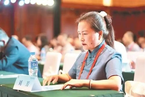 贵州盲人女教师刘芳 中国大山里的海伦·凯勒