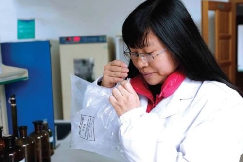 贵阳4年不敢化妆的80后嗅辨员黄初叶