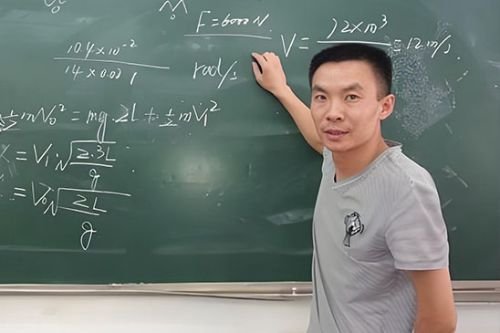 遵义最美教师何攀林 车祸现场见义勇为救9人