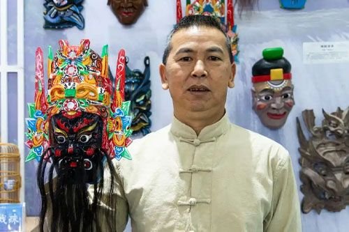 从匠人到馆长 安顺傩雕传承人秦发忠的“文化自觉”