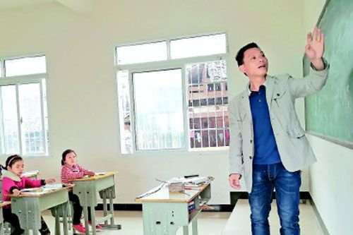 山村教师吴浪坚守大山22年 贫困侗寨“飞出”30多个大学生