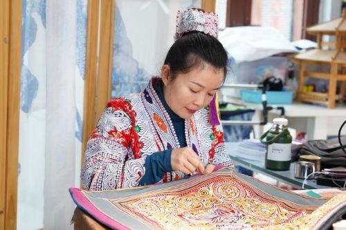 以针为笔绘苗韵，毕节彭艺让千年非遗“绣”出时代新生