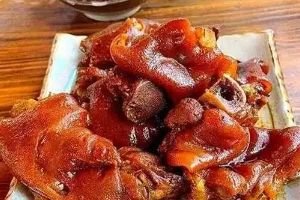 皮糯肉烂卤香浓！贵阳青岩卤猪脚：红亮胶质裹百年古镇味更销魂