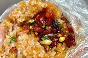 贵阳糯米饭的脆香辣！油润咸鲜裹满料，是刻在贵阳人早餐里的美味