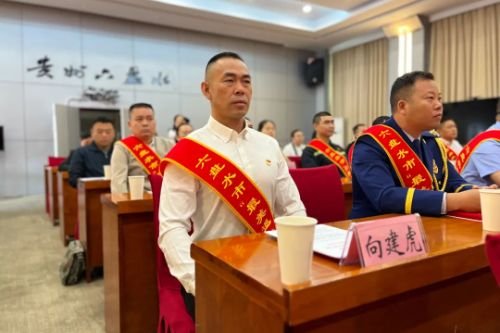 二十五载八千日夜守望 向建虎用涓涓热血谱写生命赞歌