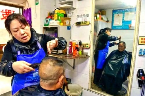 不涨价的承诺：杨翠云用23年时光守护一座城的温度